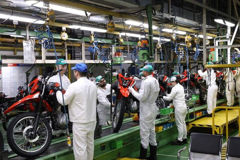 Operários montam motos Honda em linha de produção no Polo Industrial de Manaus