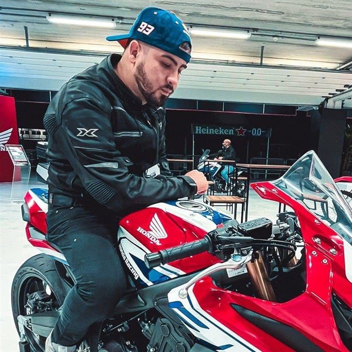 Eric Vieira, editor do DNA Motociclista, sentado em uma Honda CBR em um evento de motos