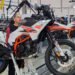 Operário prepara KTM 390 Adventure suspensa na linha de montagem da fábrica da KTM em Manaus