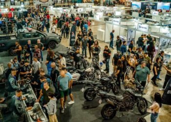 Visitantes e motos expostas em pavilhão de edição anterior do Festival Moto Brasil