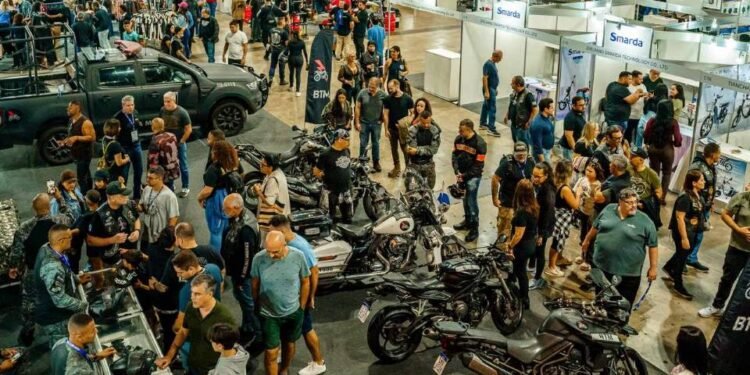 Visitantes e motos expostas em pavilhão de edição anterior do Festival Moto Brasil
