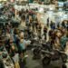 Visitantes e motos expostas em pavilhão de edição anterior do Festival Moto Brasil