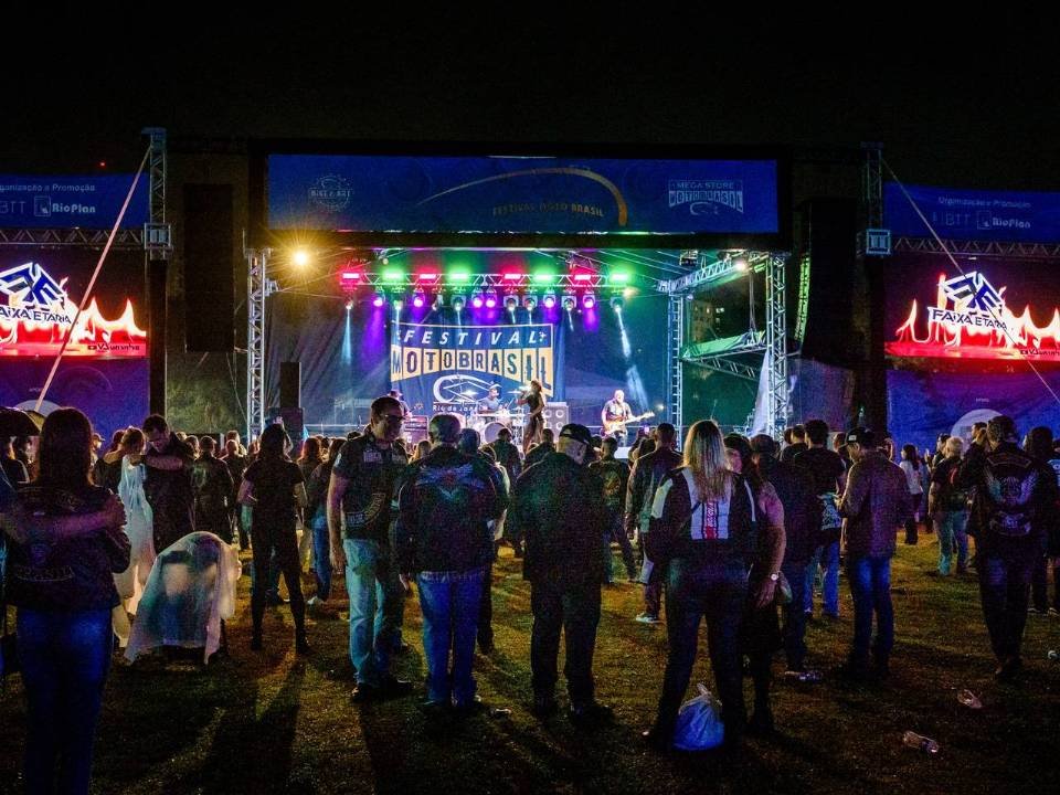 Palco com show à noite em edição anterior do Festival Moto Brasil