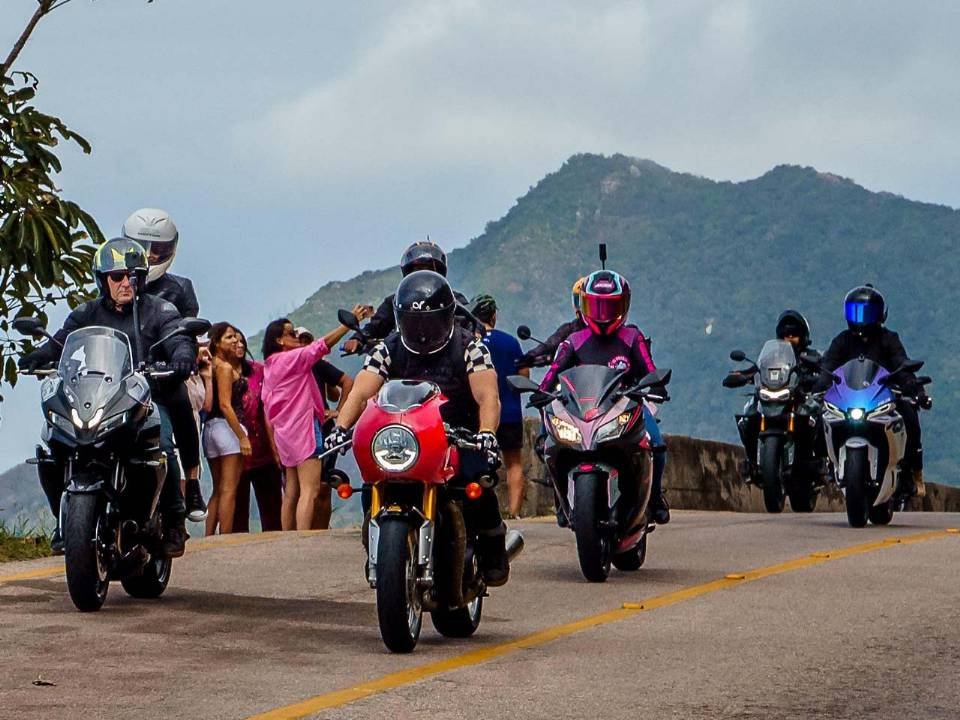 Grupo de motociclistas em estrada de serra, imagem de divulgação do Festival Moto Brasil