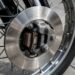 Disco de freio e pinça dianteira de uma moto em detalhe
