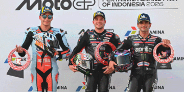Pódio do GP da Indonésia de MotoGP 2026 com Bezzecchi, Raúl Fernández e Jorge Martin