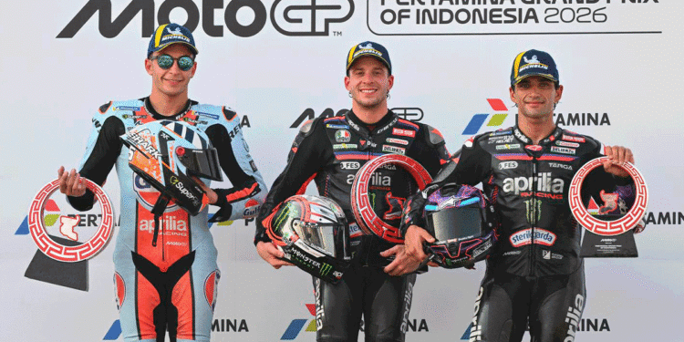 Pódio do GP da Indonésia de MotoGP 2026 com Bezzecchi, Raúl Fernández e Jorge Martin