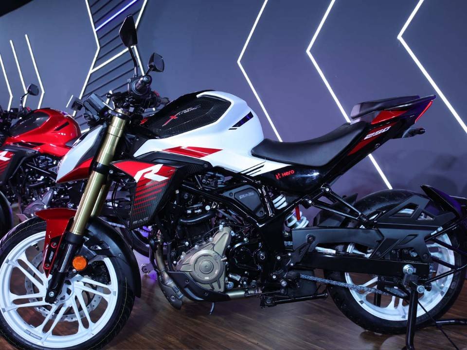 Hero Xtreme 250R com garfo dourado e acabamento imitando fibra de carbono