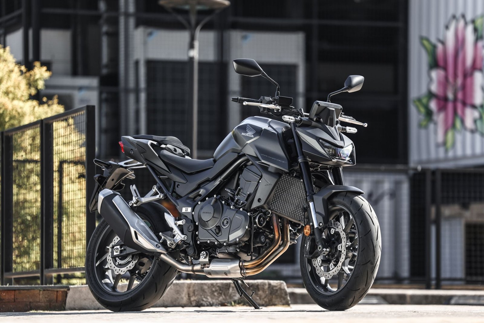 Honda CB 750 Hornet, naked bicilíndrica que ocupa o lugar de um quatro cilindros
