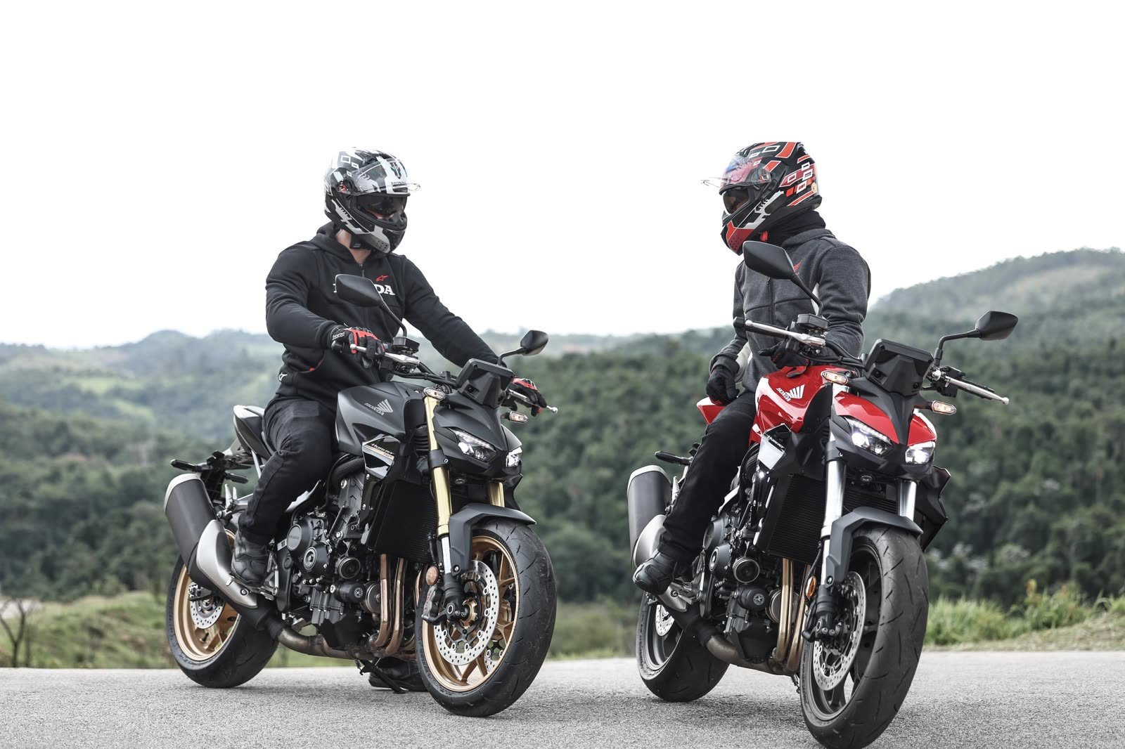 Dois pilotos conversam sobre as Honda CB 1000 Hornet SP e vermelha