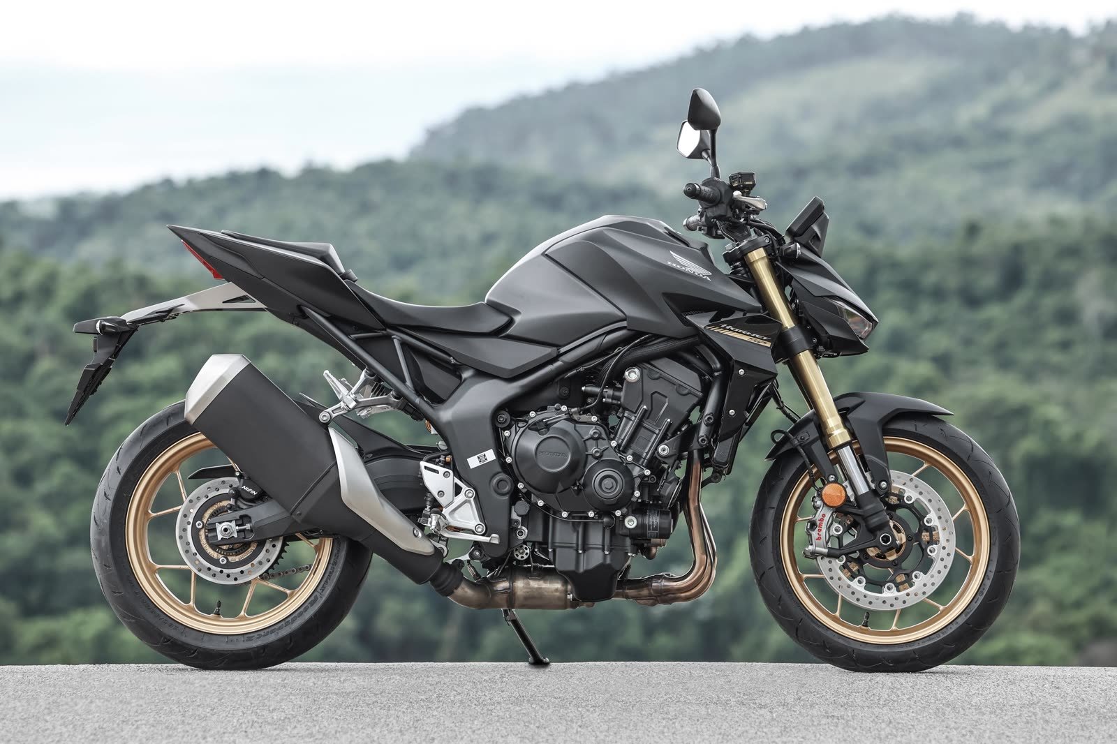 Honda CB 1000 Hornet SP preta fosca de perfil, com rodas e garfo dourados