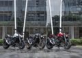 Honda CB 1000 Hornet nas cores branca, preta fosca e vermelha, lado a lado