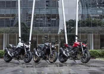 Honda CB 1000 Hornet nas cores branca, preta fosca e vermelha, lado a lado