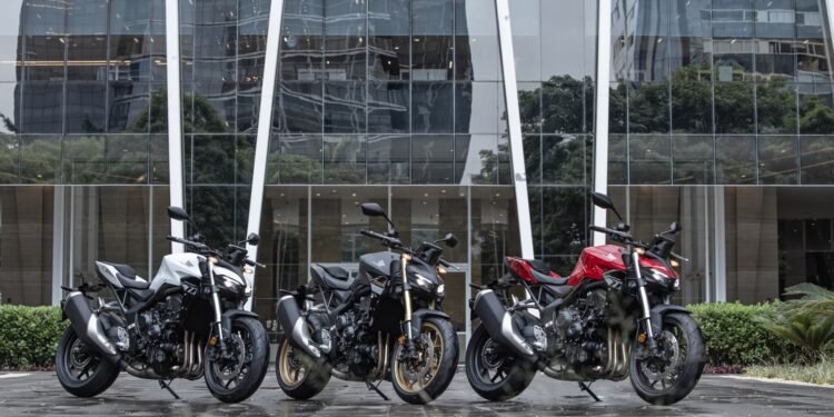 Honda CB 1000 Hornet nas cores branca, preta fosca e vermelha, lado a lado