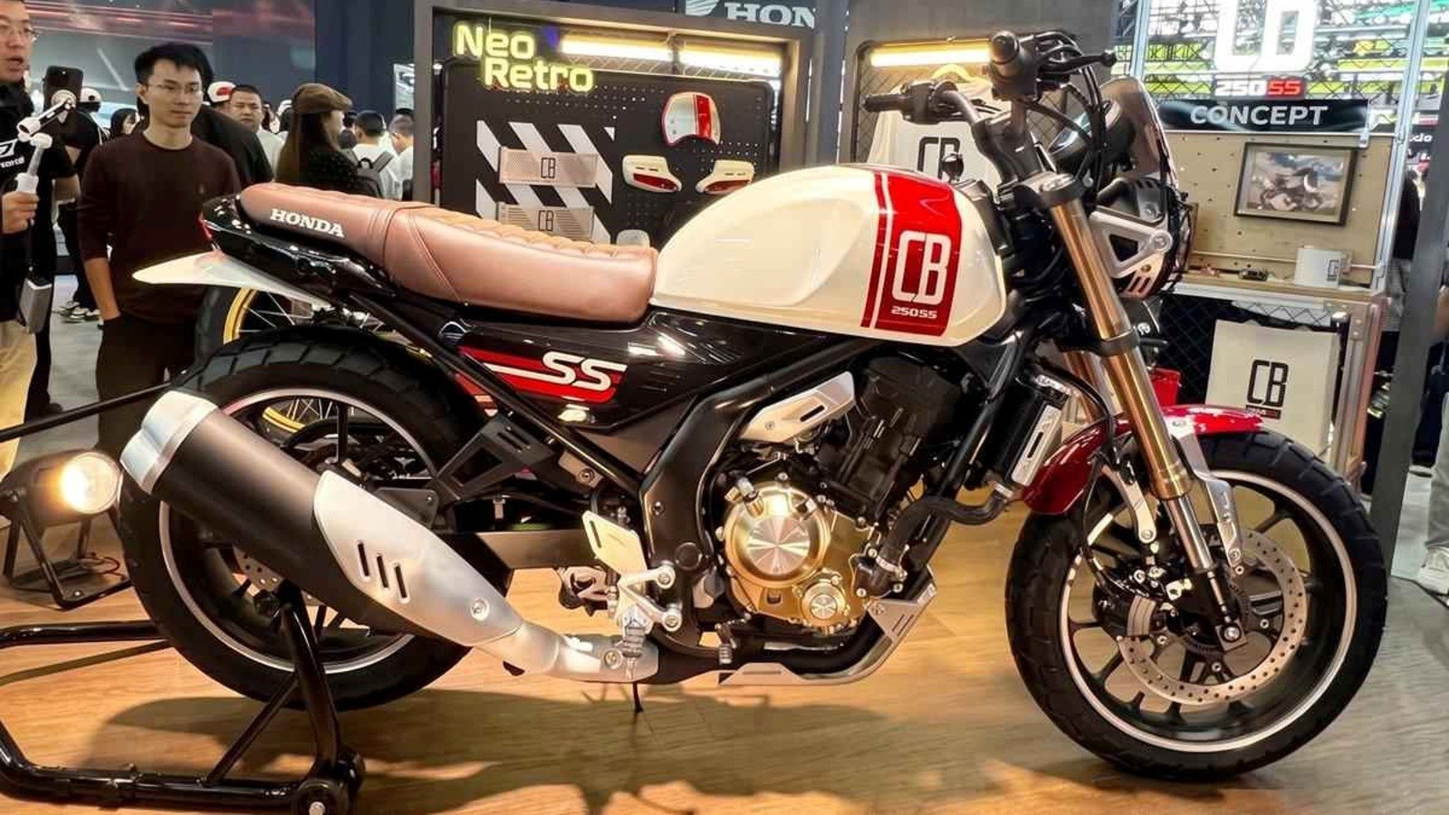 Honda CB250SS Concept exposta no salão de Chongqing, com tanque branco e vermelho e banco marrom