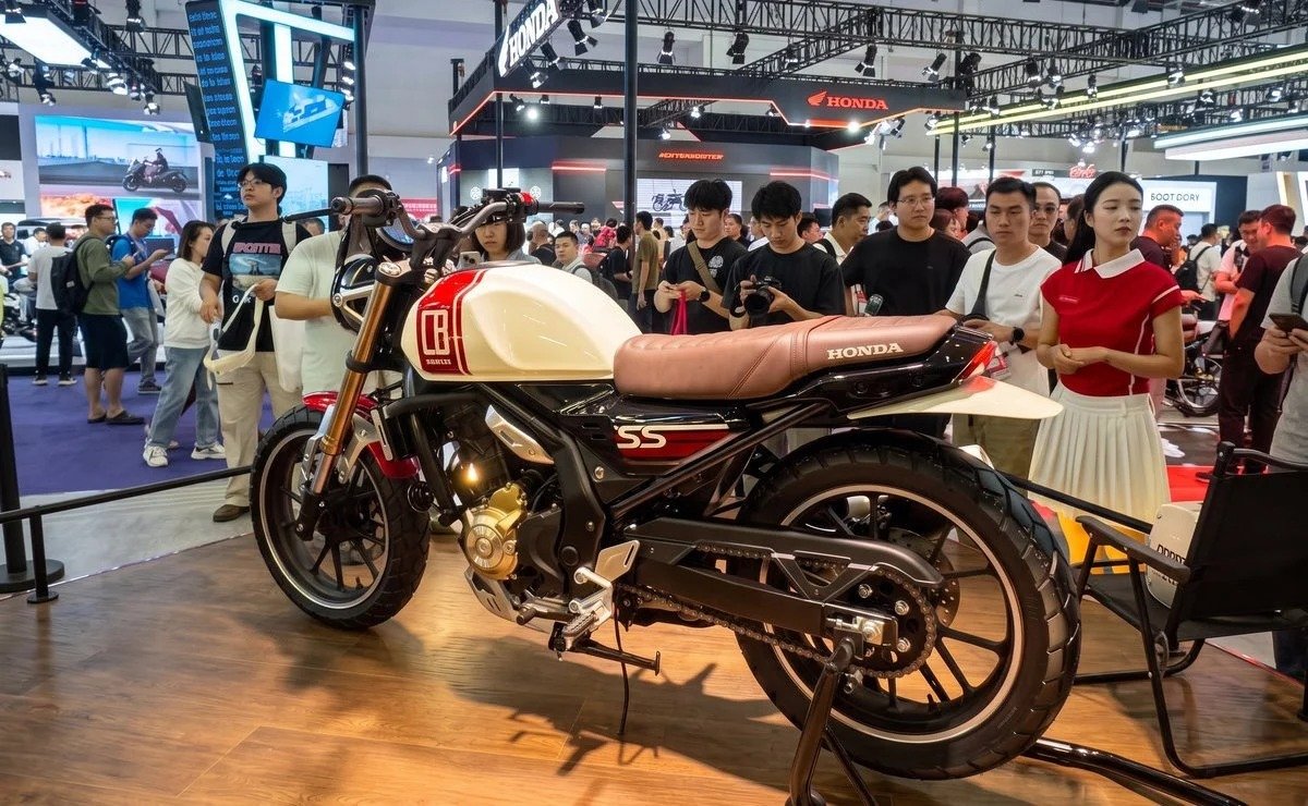 Visão traseira da Honda CB250SS Concept com escapamento lateral e rodas de 17 polegadas