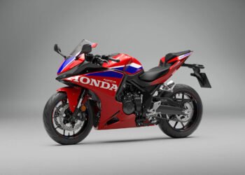 Honda CBR500R Four 2027 vermelha em vista lateral de estúdio