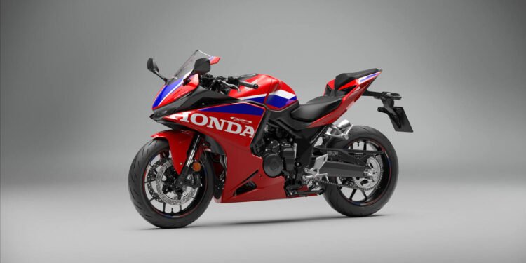 Honda CBR500R Four 2027 vermelha em vista lateral de estúdio