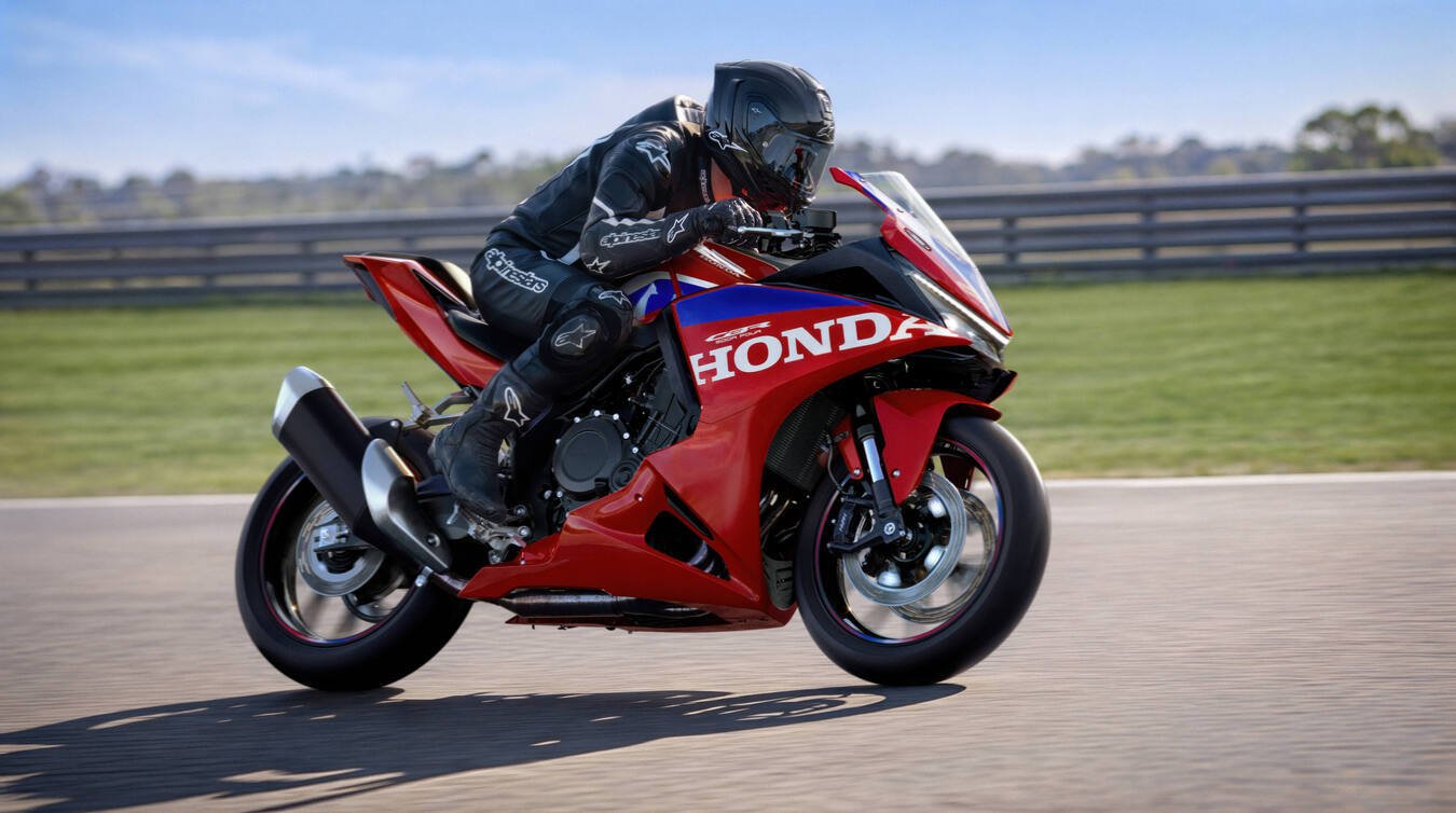 Piloto acelera a nova esportiva da Honda em pista
