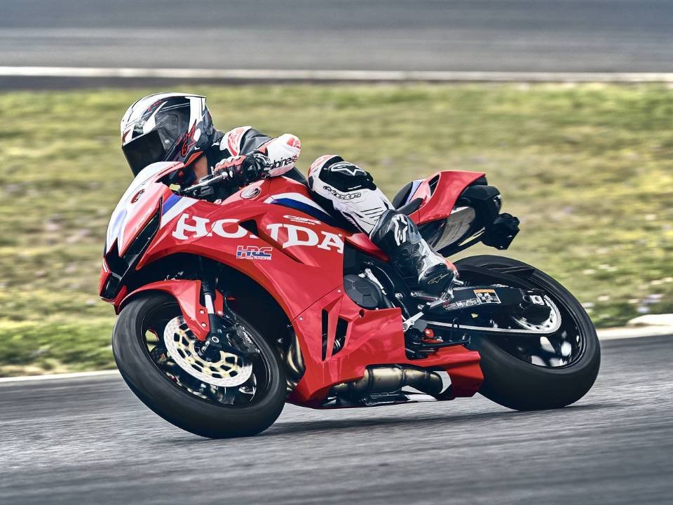 Detalhe da frente da Honda CBR600RR 2027 com winglets