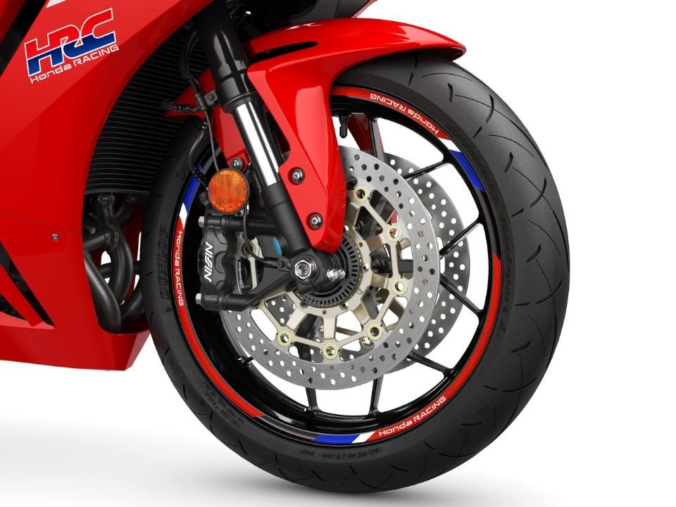 Honda CBR600RR 2027 vista em ângulo de estúdio