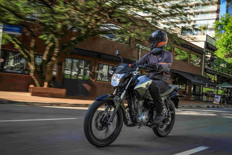 Piloto roda com a Honda CG 160 2027 em avenida da cidade