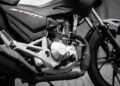 Honda CG 160 Start 2027 vermelha vista de frente em estúdio