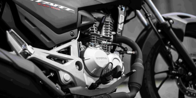 Honda CG 160 Start 2027 vermelha vista de frente em estúdio