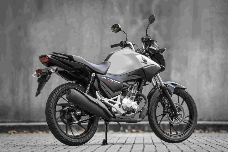 Honda CG 160 Start 2027 prata vista de traseira em três quartos