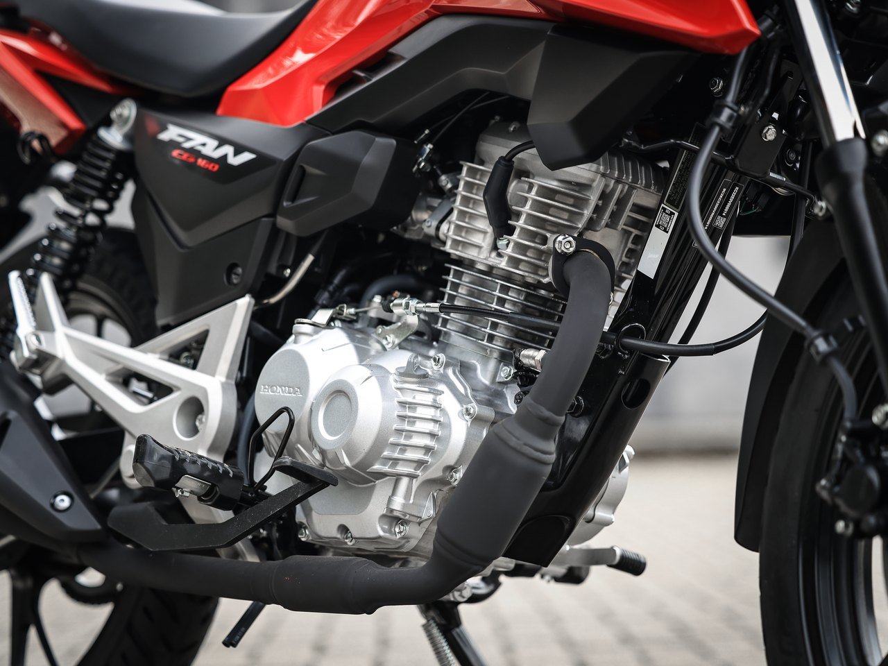 Motor de 162,7 cc da Honda CG 160 Fan 2027 vermelha em detalhe