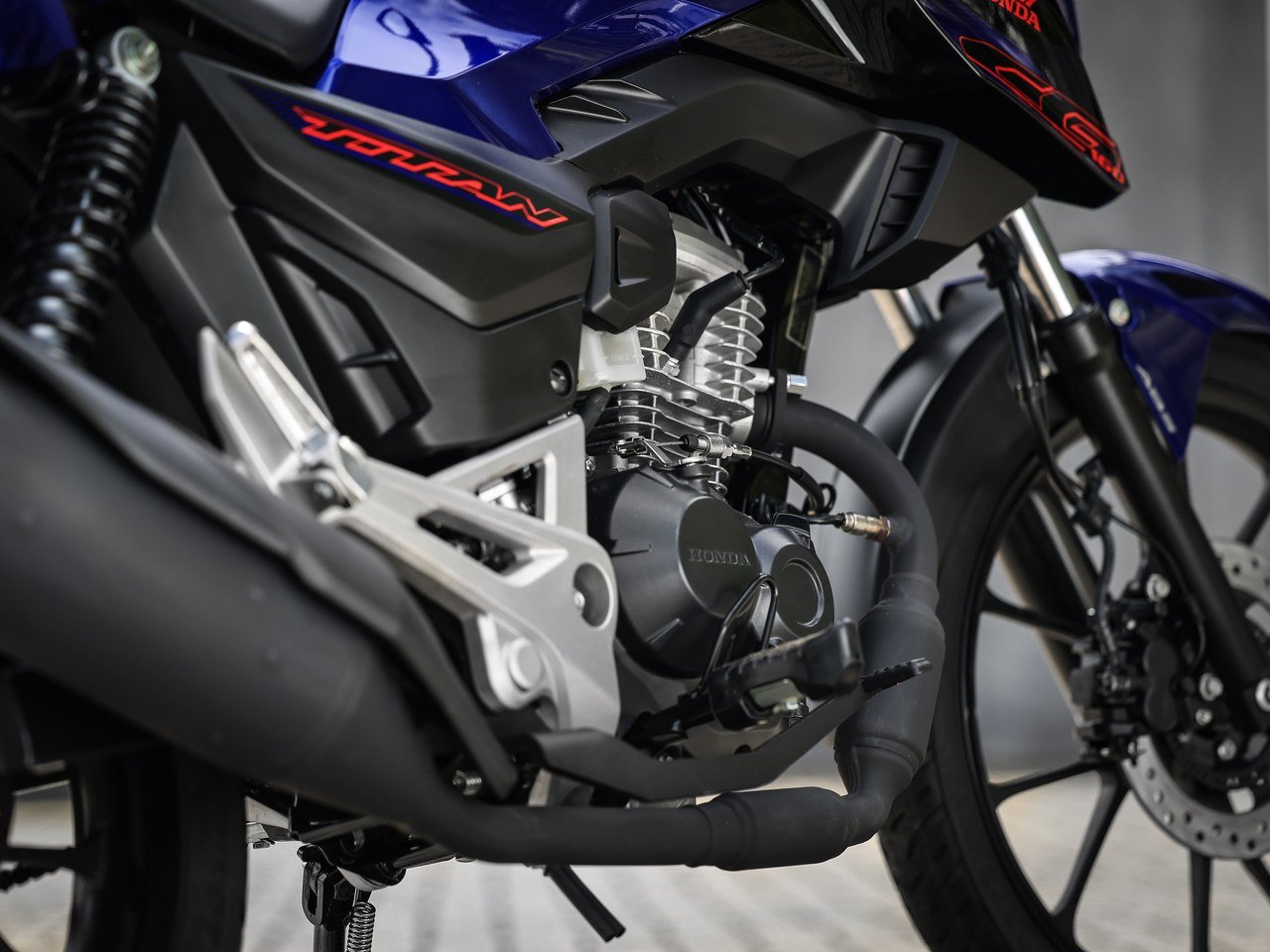 Motor e escapamento da Honda Titan 2027 azul em close