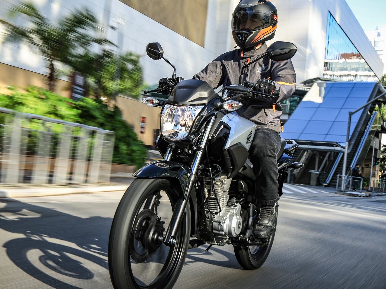 Honda CG 160 Start 2027 prata rodando em avenida da cidade