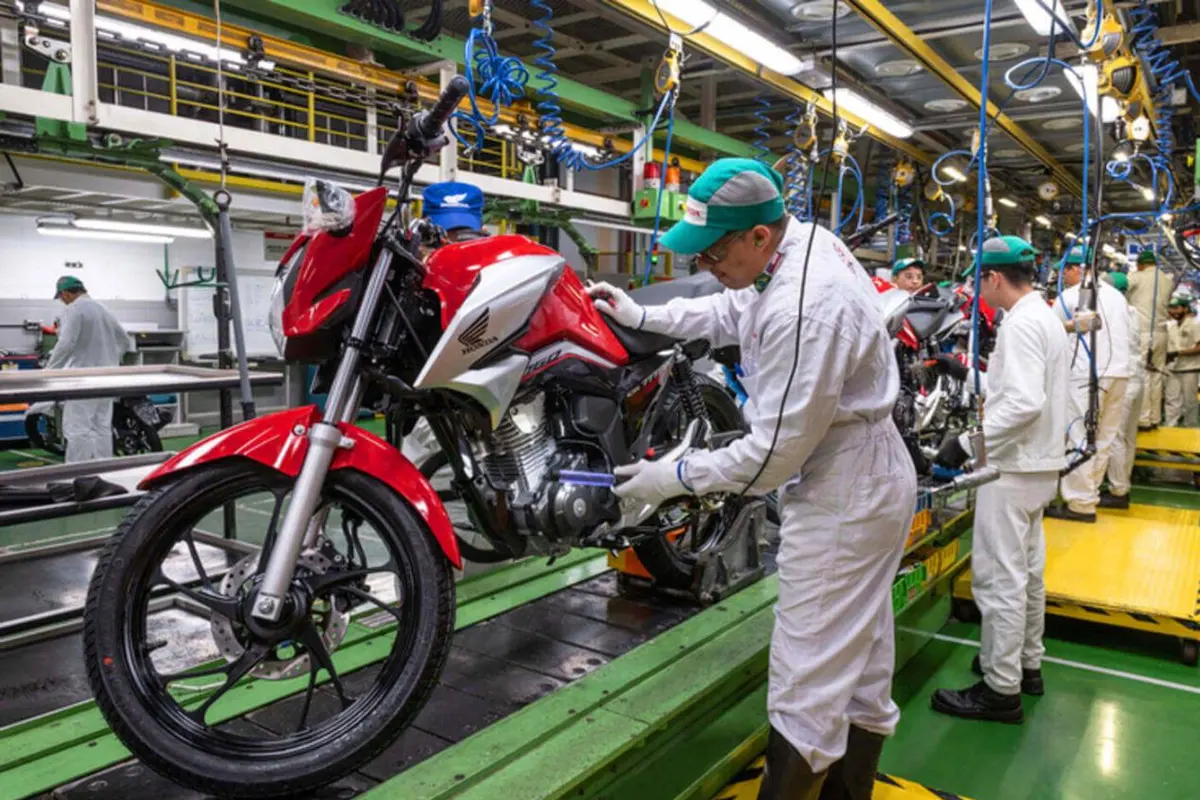 Funcionário monta uma Honda CG na linha de produção, tipo de moto nacional aceita no Move Brasil motos