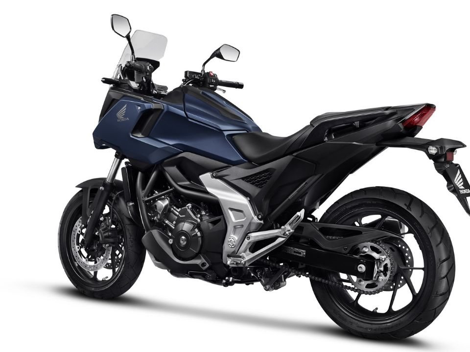 Honda NC750X 2027 azul em vista traseira três quartos