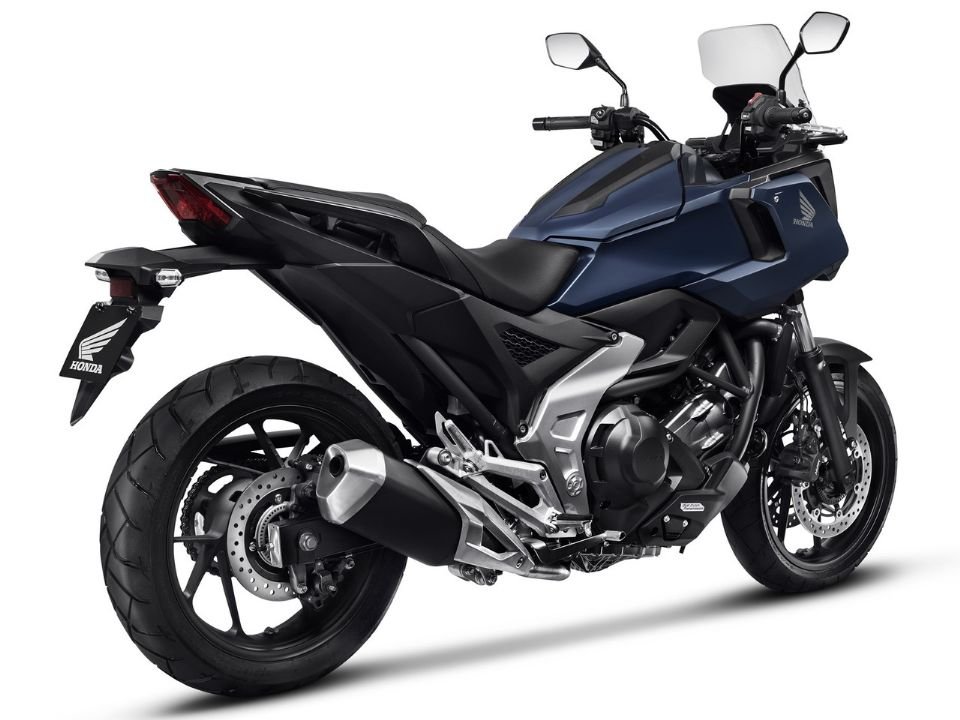 Honda NC750X vermelha em movimento em rodovia