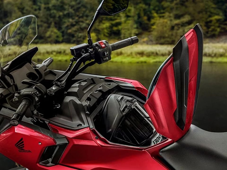 Compartimento de carga da Honda NC750X aberto no lugar do tanque