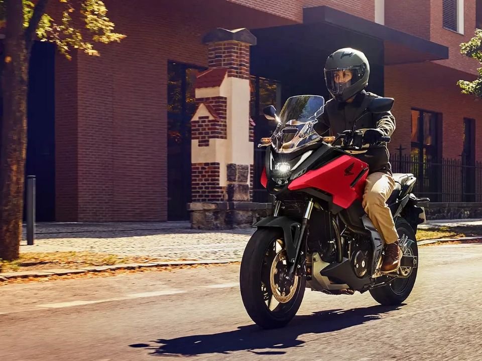 Honda NC750X vermelha em uso urbano