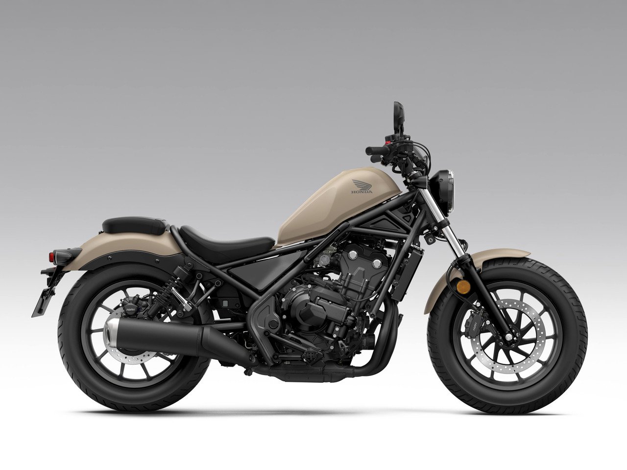 Honda Rebel 500 2027 na cor bege fosco, em vista lateral