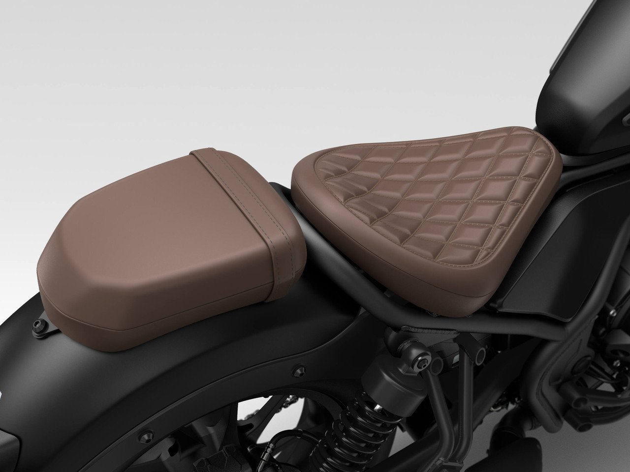 Banco do piloto trapuntado e garupa em marrom da Honda Rebel 500 2027