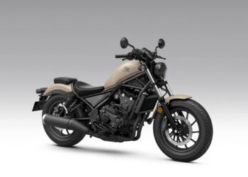 Honda CMX500 Rebel 2027 em vista lateral, com tanque de estilo bobber e farol redondo