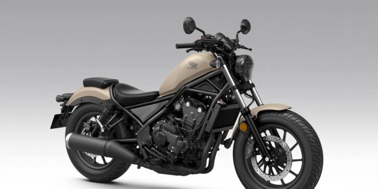 Honda CMX500 Rebel 2027 em vista lateral, com tanque de estilo bobber e farol redondo