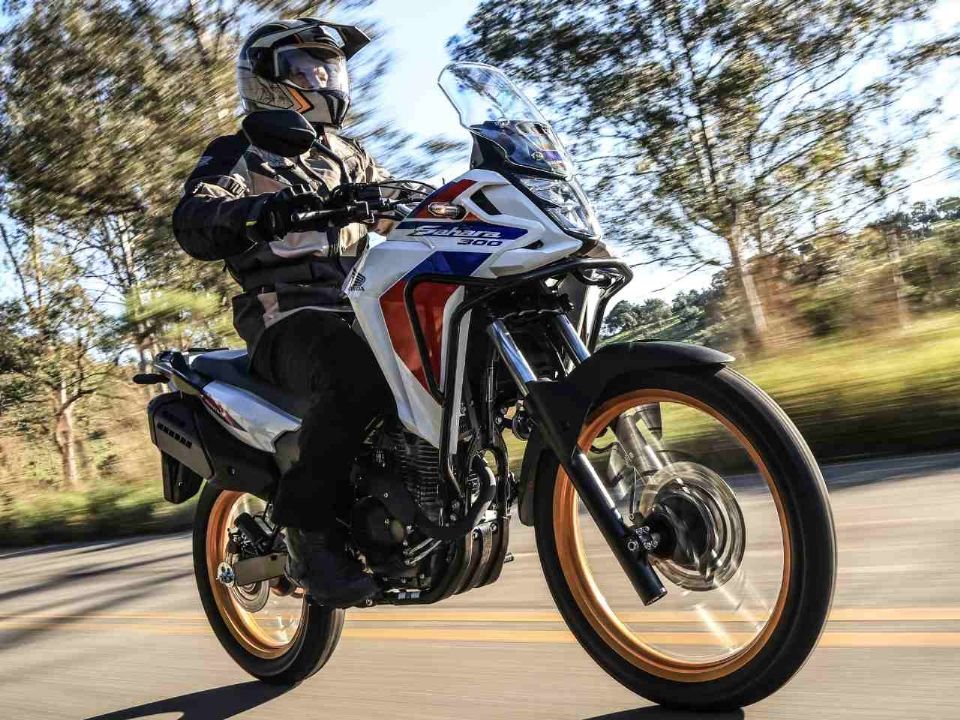 Honda Sahara 300 2027 em detalhe, com suspensão de longo curso