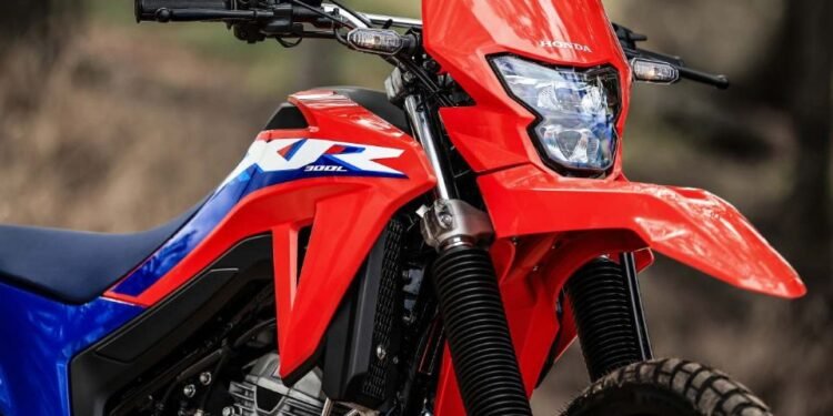 Honda XR300L Tornado 2027 vermelha com novo grafismo