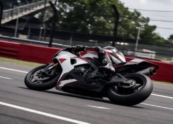 Piloto de moto de corrida em pista, horários da MotoGP no Brasil