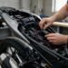 Técnico instalando um rastreador no sistema elétrico de uma moto em oficina
