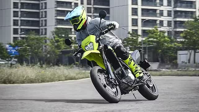 Kawasaki KLX300SM 2027 vista do lado direito com pneus de asfalto