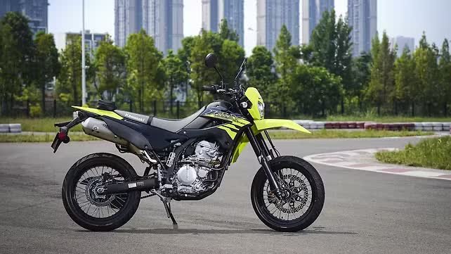 Kawasaki KLX300SM com freio dianteiro de 300 mm e ABS de série