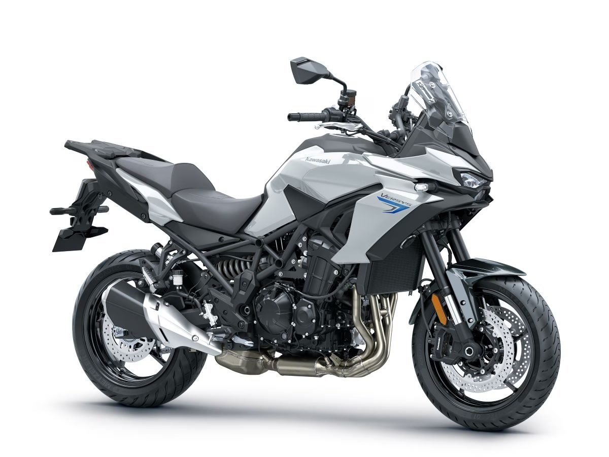 Kawasaki Versys 900 2027 na cor branca, vista lateral em fundo neutro