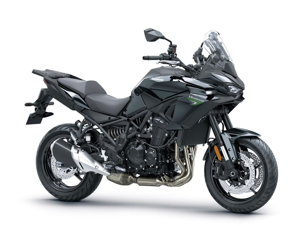Kawasaki Versys 900 2027 na cor preta, vista lateral em fundo neutro