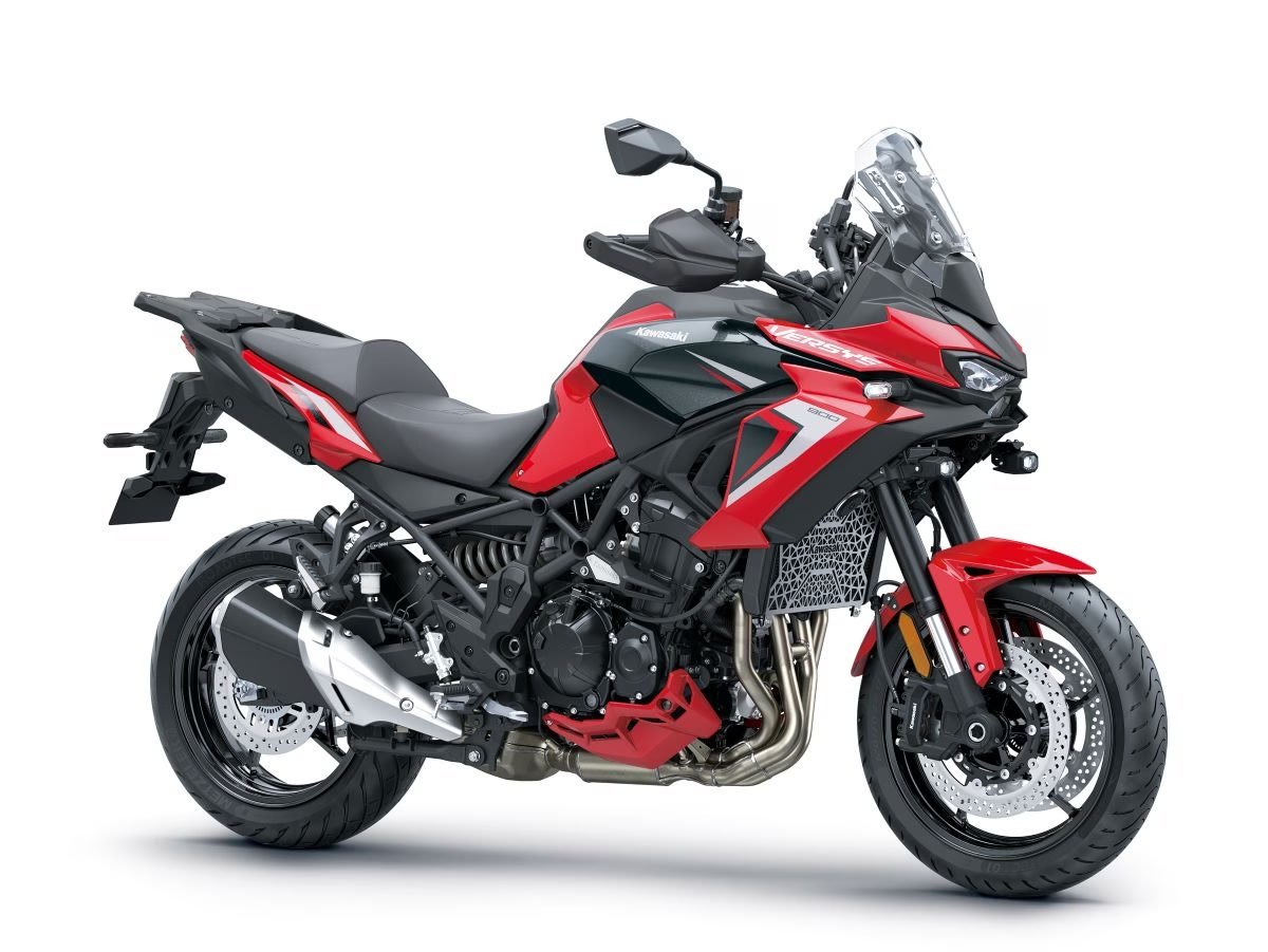 Kawasaki Versys 900 2027 na cor vermelha, vista lateral em fundo neutro